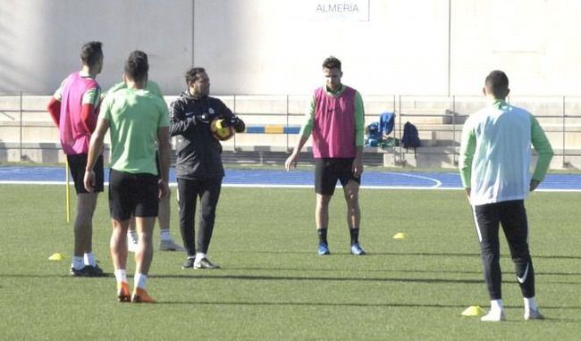 El Almería trabaja a puerta cerrada en el Estadio de los Juegos Mediterráneos