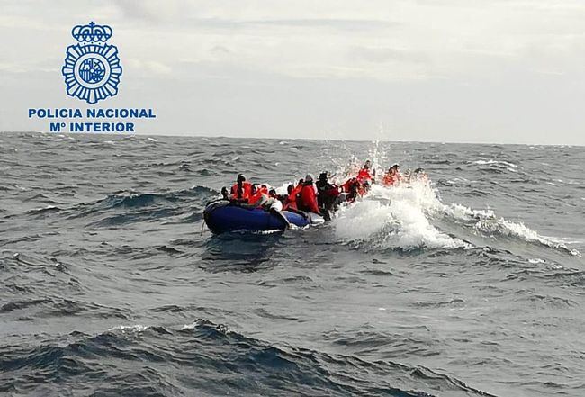 Rescatada una quincena de inmigrantes en patera que llevaba 13 días en el mar