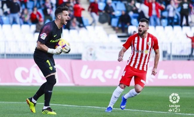 2-2: El Almería B empata, a base de trabajo, un partido que llegó a ir perdiendo