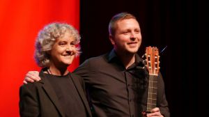 La cantaora Mayte Martín cautiva con su flamenco en Adra