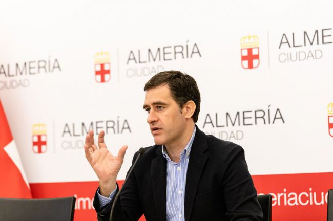 El Ayuntamiento se vuelca en el mantenimiento de los colegios de Almería