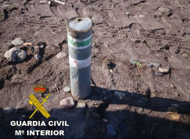 La Guardia Civil se hace cargo de una bengala de señalización localizada en la playa de Balerma-El Ejido