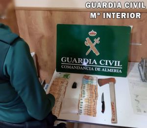 Dos detenidos en Roquetas con cocaína, un hacha y 3.000 euros