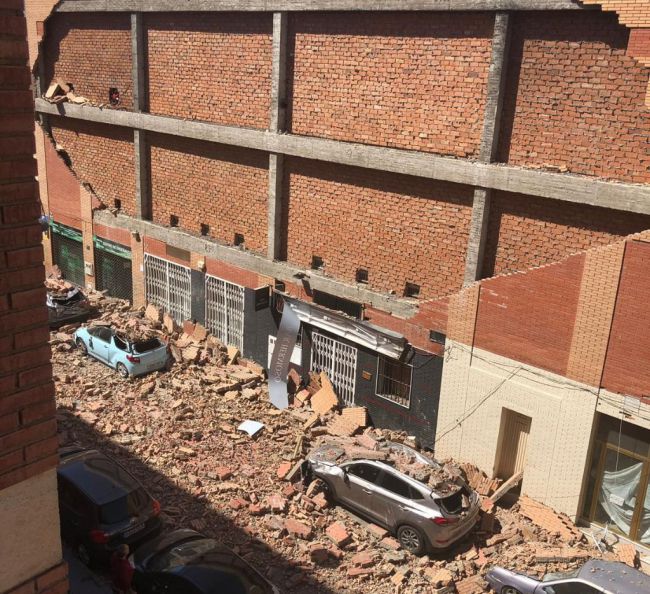 Numerosos coches aplastados por el desprendimiento de un muro en la calle Úbeda