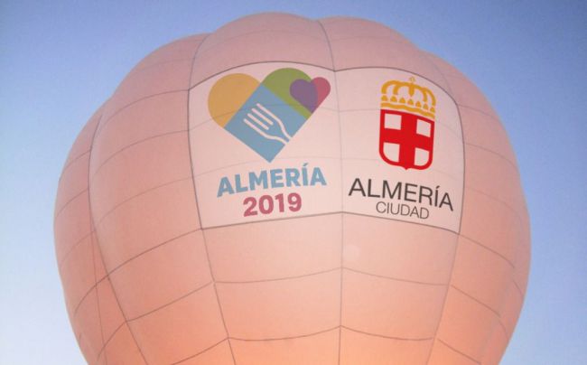 El Ayuntamiento invita a volar en el globo de Almería 2019