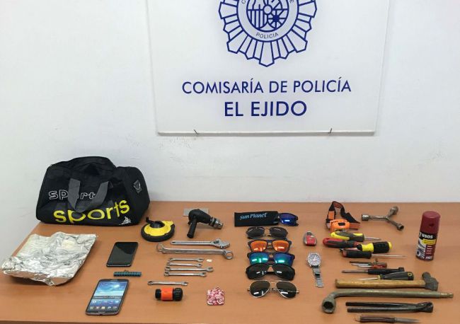 La Policía detiene in fraganti a un ladrón forzando la cerradura en El Ejido