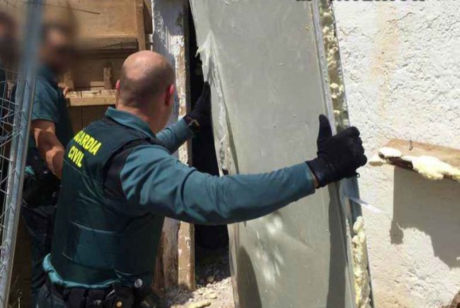 Incautados 7 kilos de marihuana en una plantación in door de Níjar