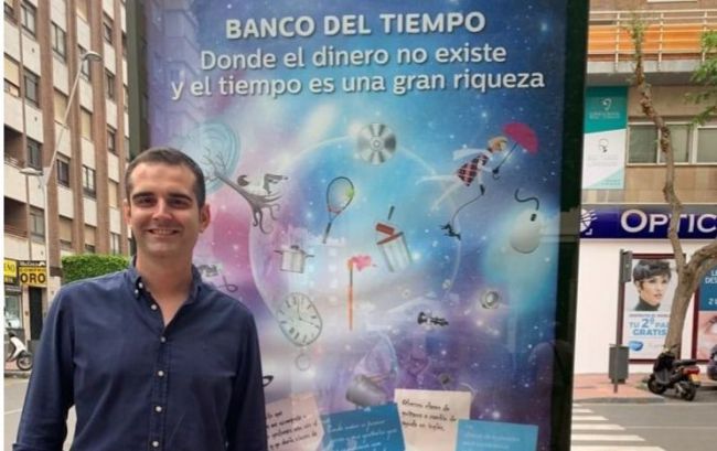 El alcalde se suma con una foto en Facebook a la campaña de promoción del Banco del Tiempo