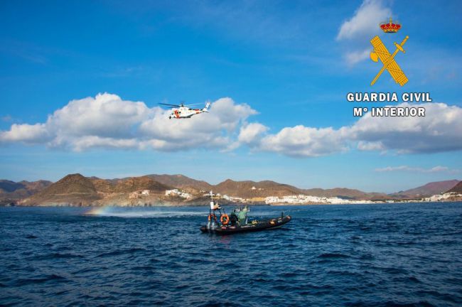 Rescatan a 90 personas que navegaban en dos pateras por el mar de Alborán