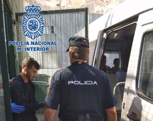 Detenidos en el CIE de Valencia los patrones de una patera que llegó a Almería con 17 inmigrantes