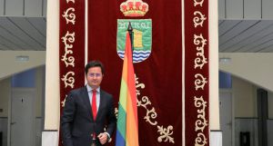 El alcalde de El Ejido coloca la bandera LGTBi a pesar de Vox