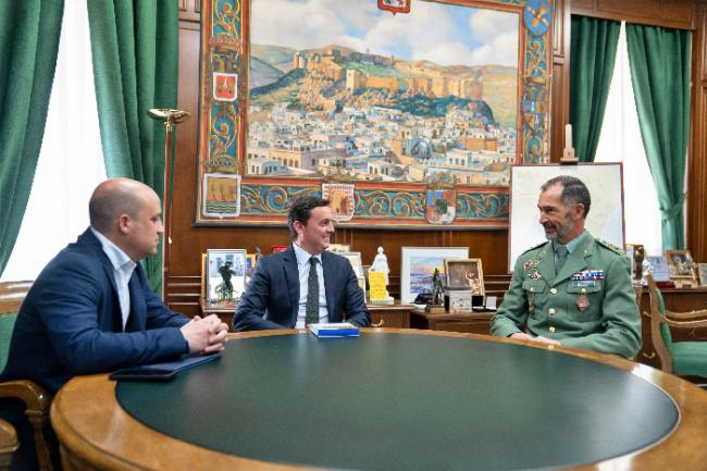 El presidente de Diputación recibe al coronel del Tercio Don Juan de Austria 3º de La Legión