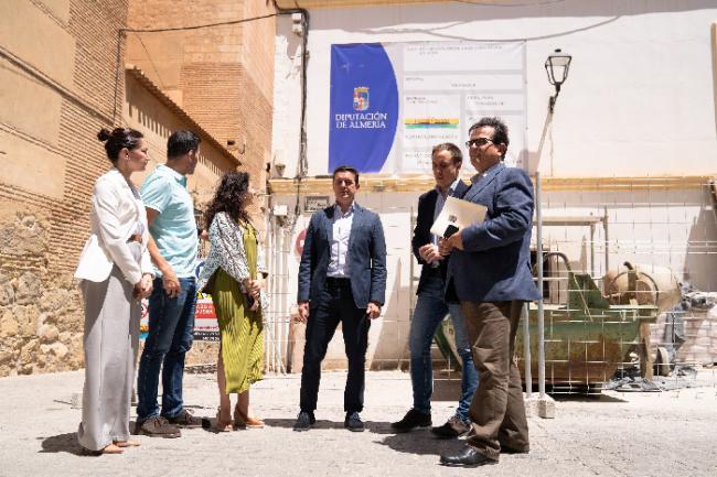 Las obras de la Biblioteca de Vera afrontan el ecuador
 