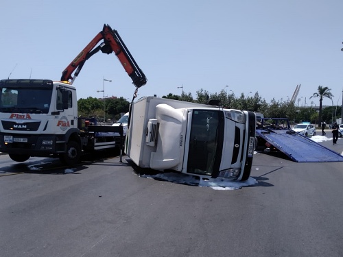 Aparatoso accidente sin víctimas de un camión en la rotonda del Puche