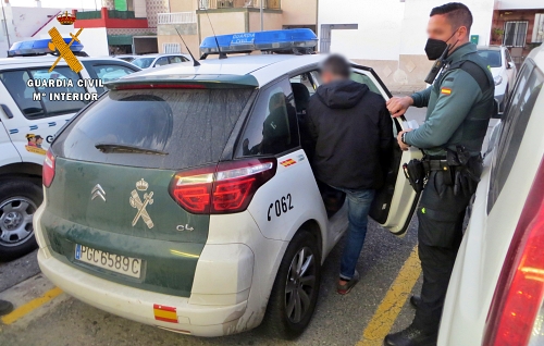 La Guardia Civil detiene en Campohermoso al autor de dos robos con arma blanca