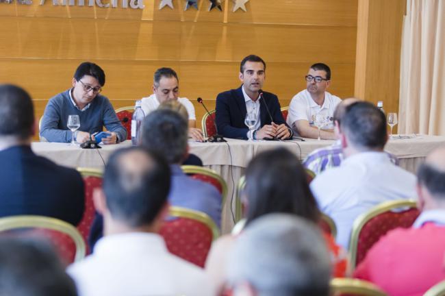 Ayuntamiento y taxistas aúnan esfuerzos para fomentar el uso de este servicio público