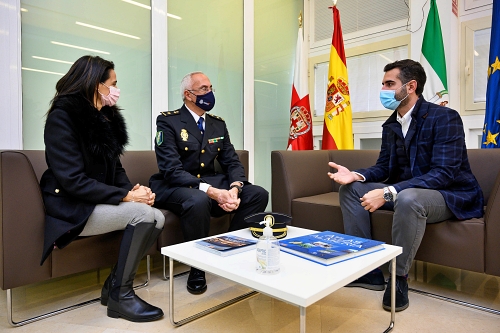 El alcalde recibe en el Ayuntamiento al nuevo jefe provincial de Policía autonómica