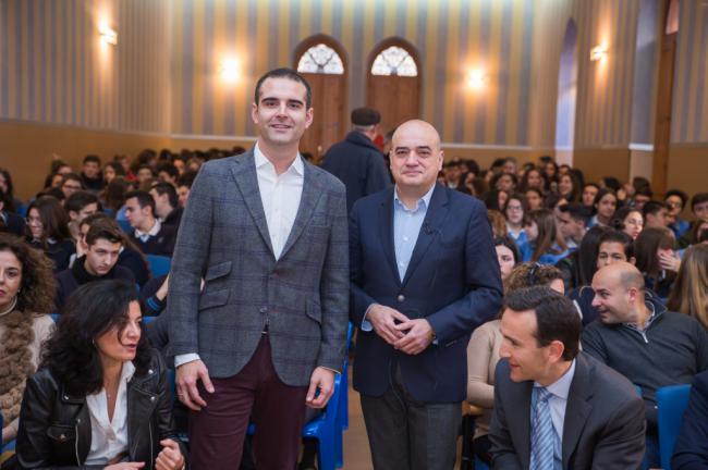 El alcalde anima a los alumnos de 4º de la ESO a que estudien lo que les haga felices