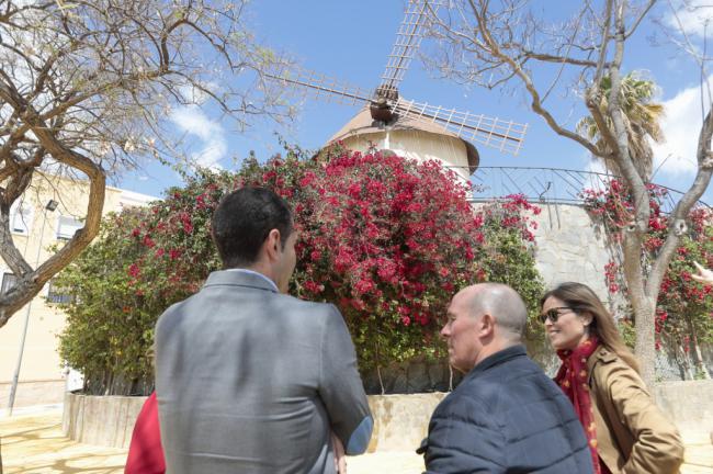 El Ayuntamiento inicia la mejora del entorno del molino que da nombre al barrio de Los Molinos