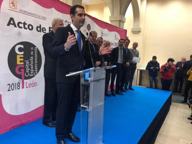 El alcalde de Almería entrega uno de los premios de León Capital Gastronómica