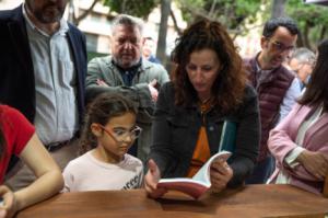 La alcaldesa anima a los almerienses a visitar una Feria del Libro