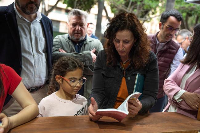 La alcaldesa anima a los almerienses a visitar una Feria del Libro