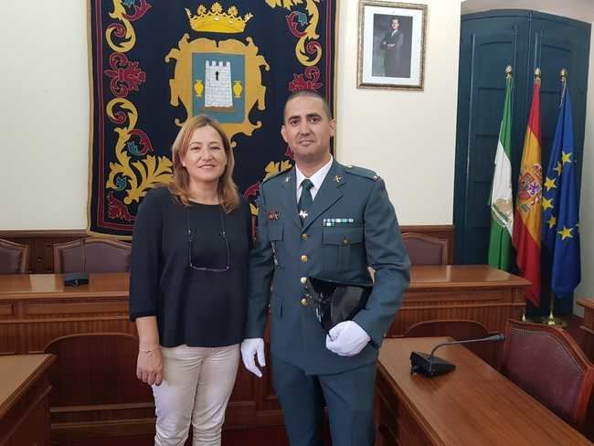 La alcaldesa de Níjar felicita al teniente Juan Antonio Pacho por su ascenso en la Guardia Civil