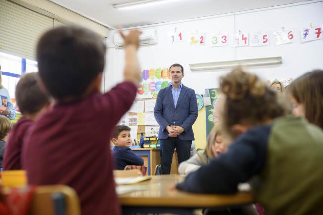 El alcalde visita los CEIP San Luis y Adela Díaz para conocer sus necesidades