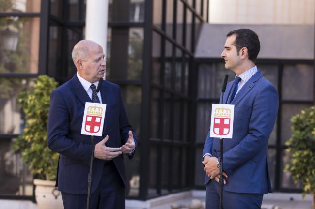 Imbroda es el primer consejero de Educación que visita el Ayuntamiento de Almería