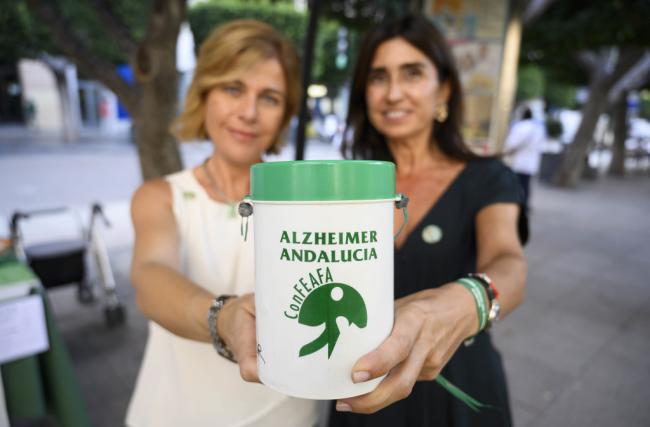 Alzheimer Almería sale a la calle para ofrecerse a pacientes y familiares