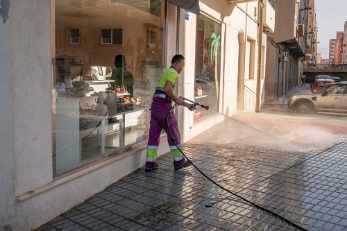 El domingo comienza el Plan de limpieza intensiva en El Palmeral, plaza Madres de Mayo y parte de la Avda. del Mediterráneo