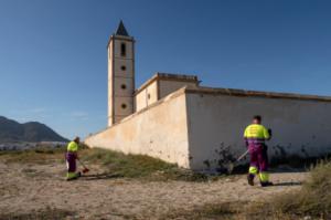 Limpieza intensiva en La Fabriquilla y La Almadraba de Monteleva