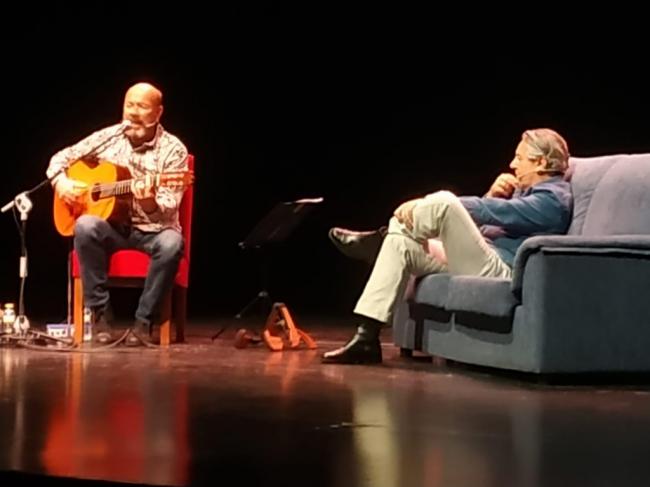 Versos Y Canciones En El Auditorio De Vícar con Los Gaditanos Felipe Benítez Reyes Y Javier Ruibal