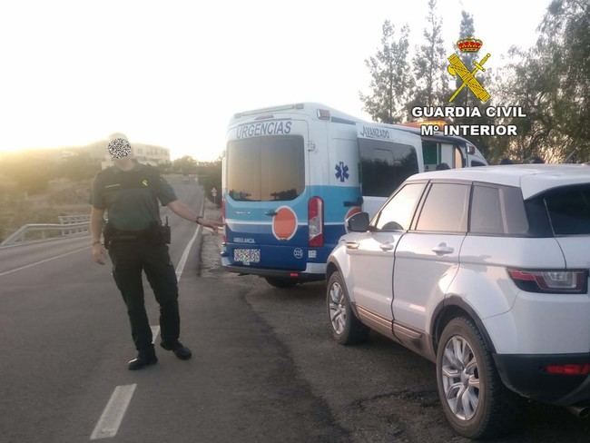 Sufre una bajada de azucar mientras conduce y tiene que ser auxiliado por al Guardia Civil