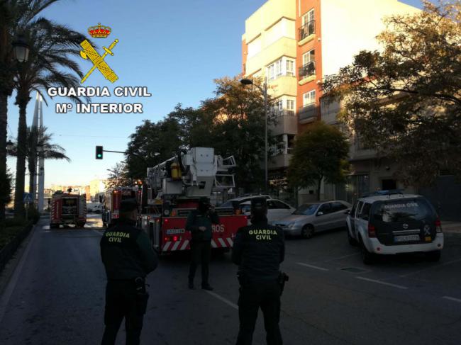 Dos menores entre los siete socorridos en un incendio por la GC de Roquetas