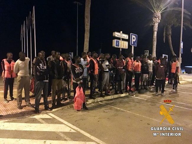 Arriba una patera con 57 personas en la playa de la 'Urba' de Roquetas