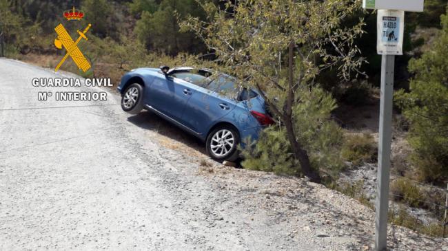 La Guardia Civil auxilia a dos personas en el interior de un vehículo en un talud en Serón