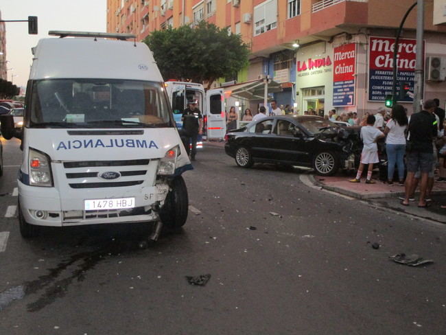 Una ambulancia implicada en un accidente con heridos en la Calle Granada