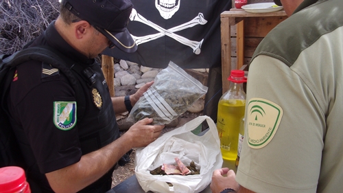 Policía andaluza y AMA cierran el chiringuito ilegal de Cala San Pedro