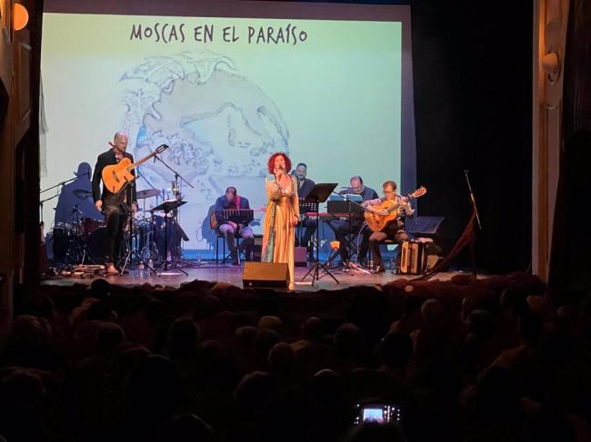 Sensi Falán emociona al público con su odisea musical en el Teatro Apolo