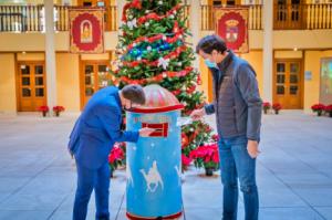 Árbol de Navidad de cinco metros en el Castillo de Santa Ana