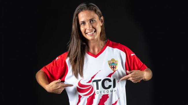 Adriana llega al centro del campo del Almería Femenino