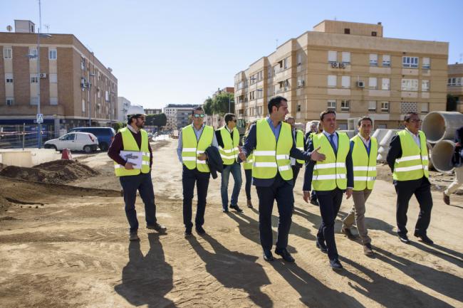 El alcalde anuncia celeridad en las obras de remodelación de la calle Santiago