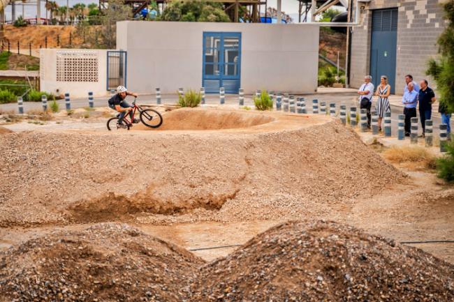 Gabriel Amat visita el futuro pumptrack de Roquetas de Mar, que será de los más largos de España