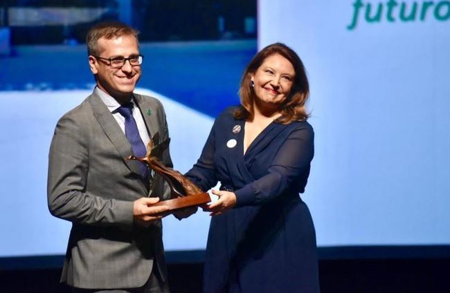 Antonio Urdiales recoge el Premio Andalucía de Medio Ambiente otorgado a Grupo Cosentino