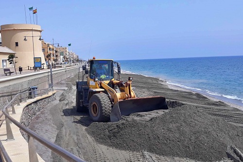 Costas inicia el lunes el mantenimiento de las playas de Almería afectadas por los temporales