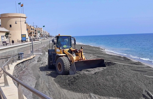 Costas inicia el mantenimiento de las playas de Almería con más erosión