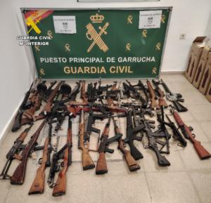 Guardia Civil interviene medio centenar de armas de guerra en una vivienda de Mojácar