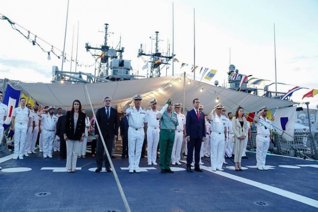 Arriado Solemne de Bandera en el Puerto de Almería