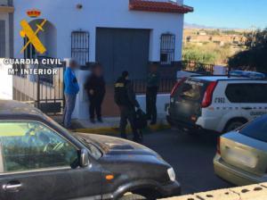 Un Guardia Civil resultó intoxicado en el incendio en una vivienda de Aguadulce